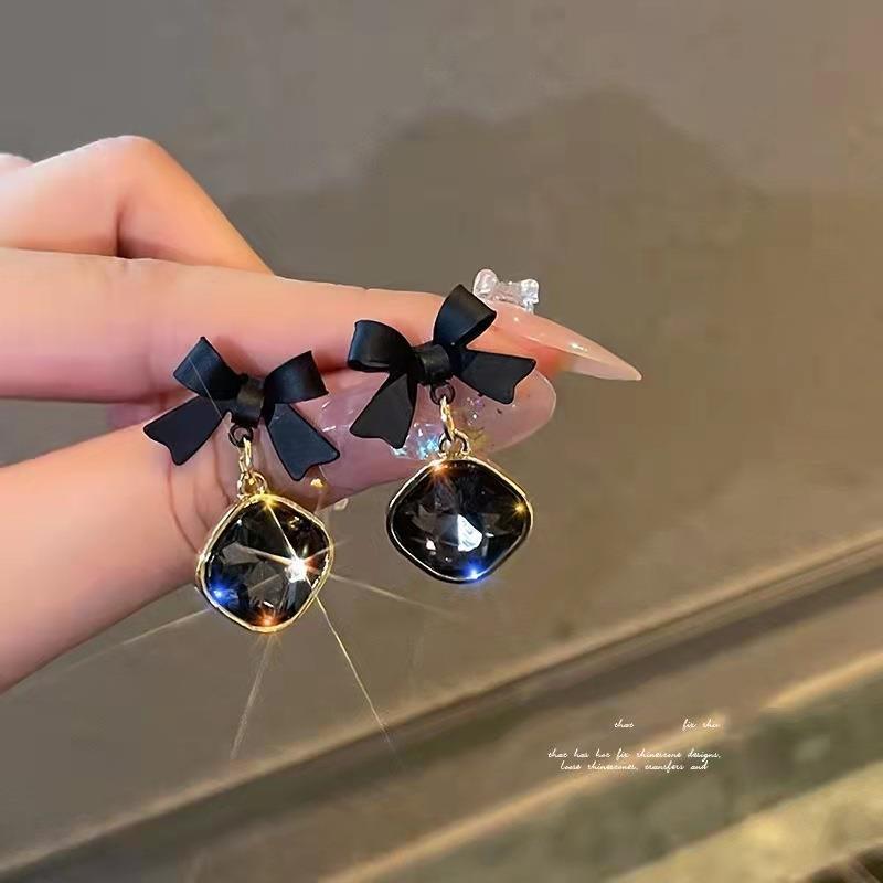 AWJ-166 Bow Shape Korean Earrings- Black/Red