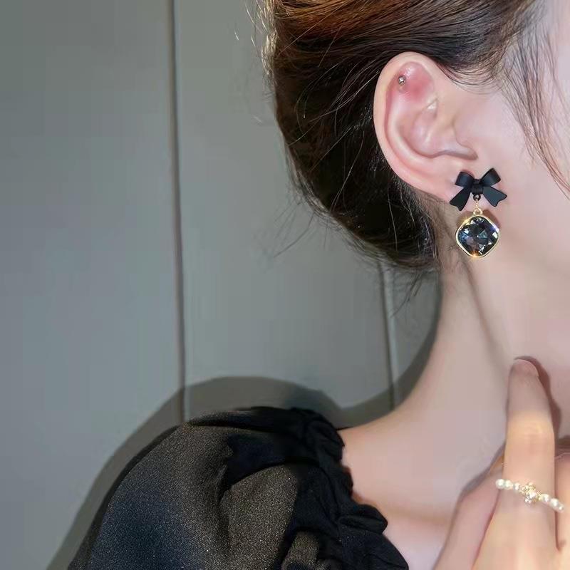 AWJ-166 Bow Shape Korean Earrings- Black/Red